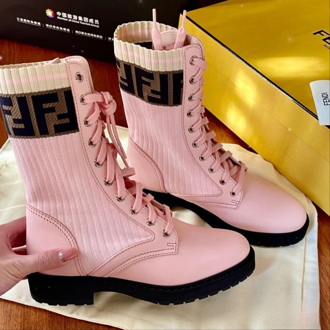 FENDI 😎芬迪🤩 Rockoko系列FF圖案時尚馬丁靴女款粉色, 名牌, 鞋