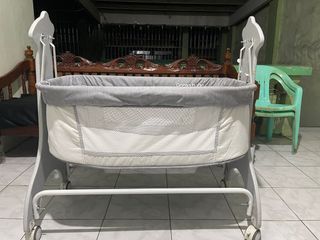 Infant's crib / swing