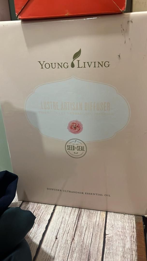 Lustre Artisan Diffuser (Category: Home Fragrance) located in Kajang. Submitted by hanis_preloved (Listing ID 1268547710, Image 3). Description: New! New! Masih dalam box Boleh nego ❤️.