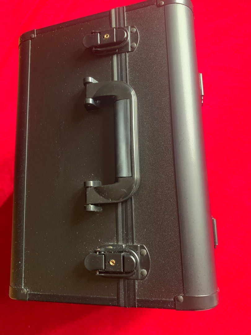 Makeup Box (Category: Makeup) located in Singapore. Submitted by aishaargallon1016 (Listing ID 1268571501, Image 2). Description: Make up box. Still good condition. Never used before. Measurements 10x11x14.