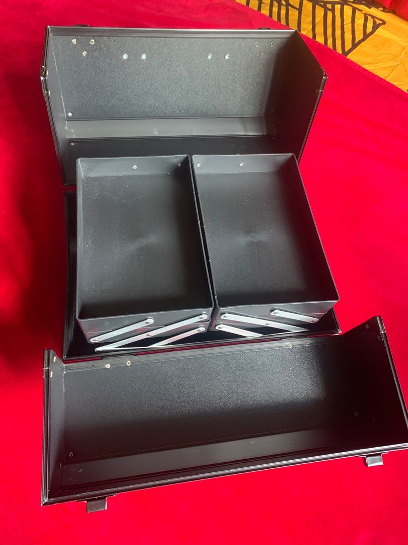Makeup Box (Category: Makeup) located in Singapore. Submitted by aishaargallon1016 (Listing ID 1268571501, Image 3). Description: Make up box. Still good condition. Never used before. Measurements 10x11x14.