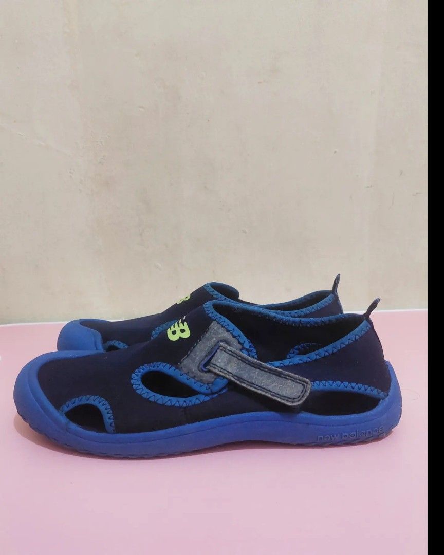 New balance kids cruiser sandal, Fesyen Wanita, Sepatu di Carousell