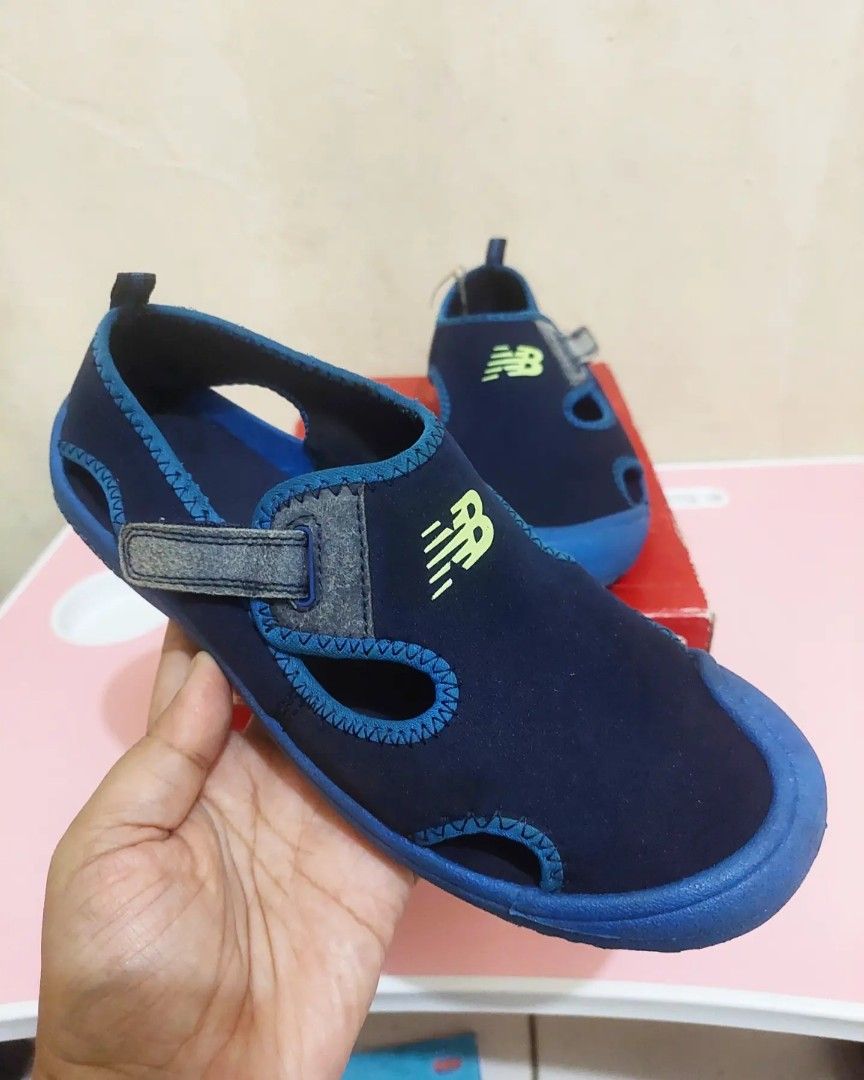 New balance kids cruiser sandal, Fesyen Wanita, Sepatu di Carousell