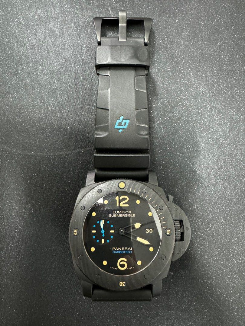 Luminor panerai submersible carbotech top