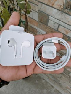 Preloved Original Xs Max 5W Charger and Lightning Earpods