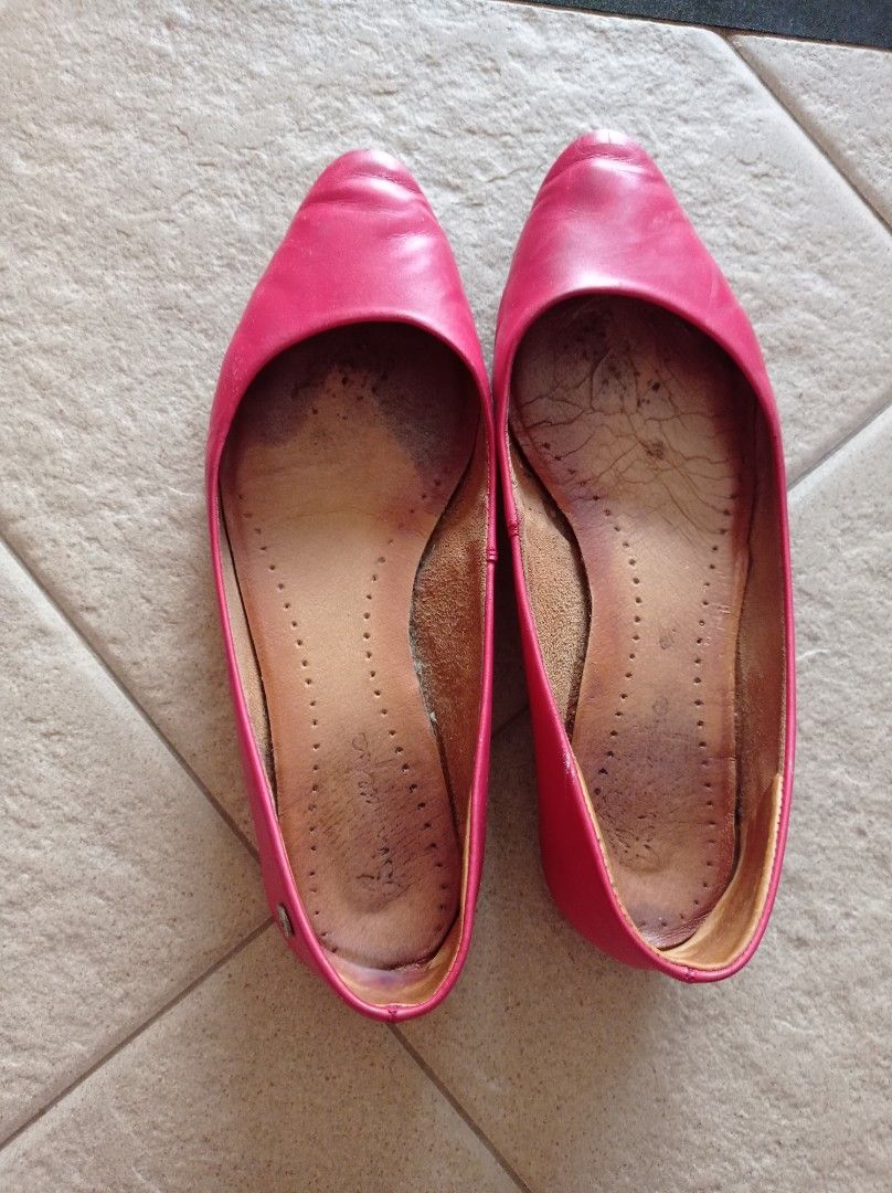 Red on sale pointy flats