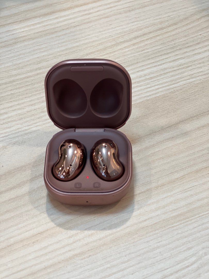 Samsung earphones (Category: Earphones) located in Quezon City. Submitted by med_emoiselle (Listing ID 1268532765, Image 2). Description: Working Right earphones battery drains first than the left one Delivery c/o buyer Rfs: prefer other color.