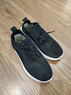 Sepatu hitam yongki komaldi