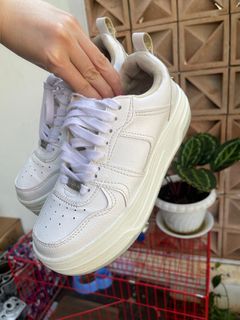 Sepatu kets putih pull and bear