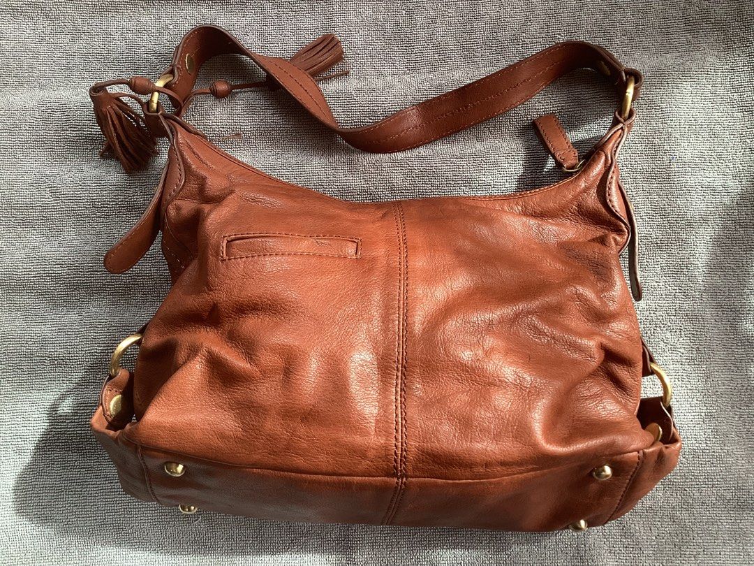 The SAK Est. 1989 (Category: Luxury Bags & Wallets) located in Davao. Submitted by ferdipt (Listing ID 1268573824, Image 2). Description: Pre-loved Shell: 100% leather Lining: 100% cotton.
