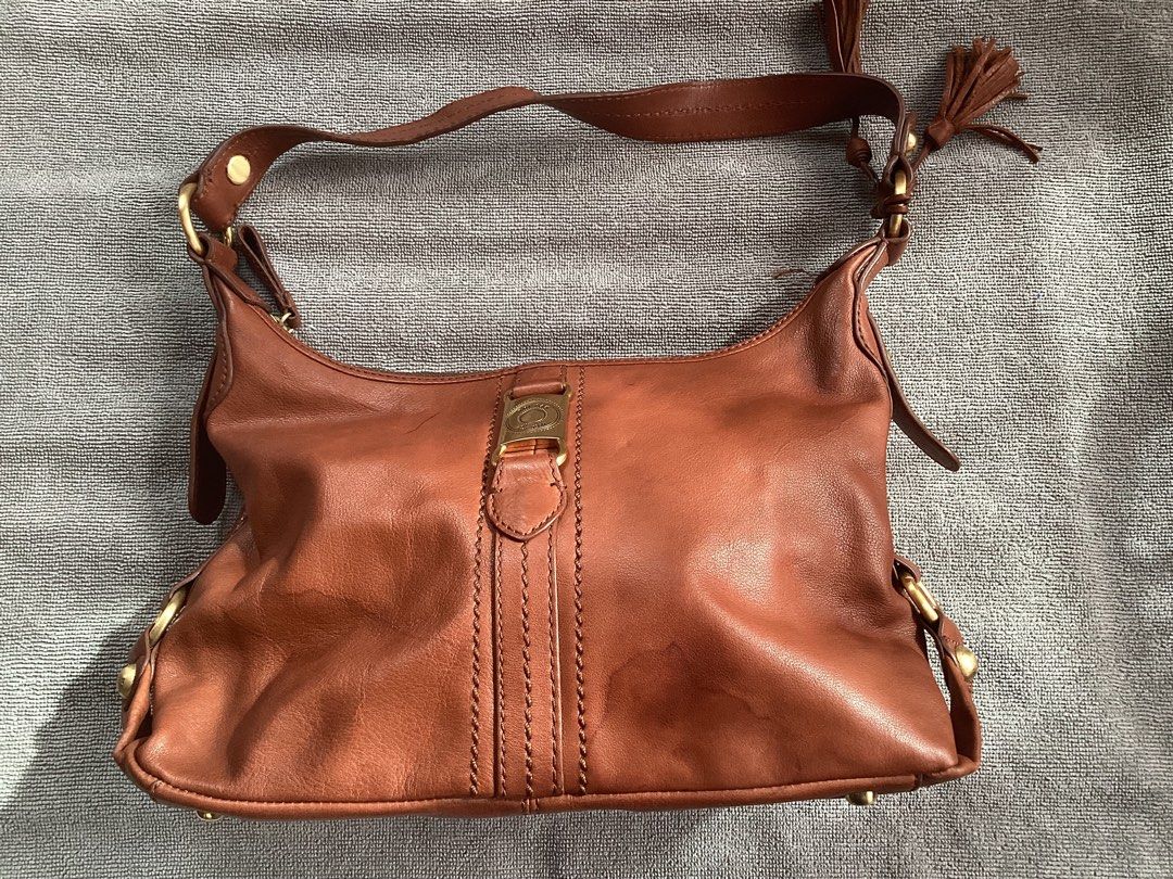 The SAK Est. 1989 (Category: Luxury Bags & Wallets) located in Davao. Submitted by ferdipt (Listing ID 1268573824, Image 1). Description: Pre-loved Shell: 100% leather Lining: 100% cotton.