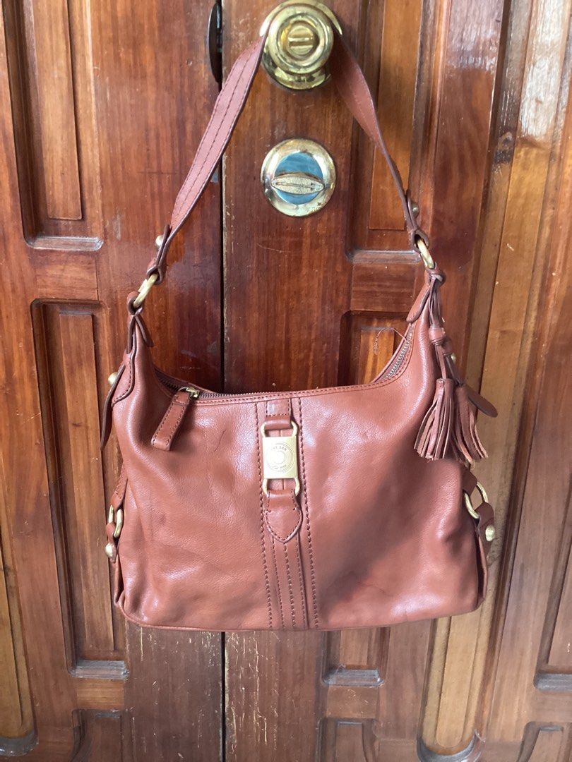 The SAK Est. 1989 (Category: Luxury Bags & Wallets) located in Davao. Submitted by ferdipt (Listing ID 1268573824, Image 3). Description: Pre-loved Shell: 100% leather Lining: 100% cotton.