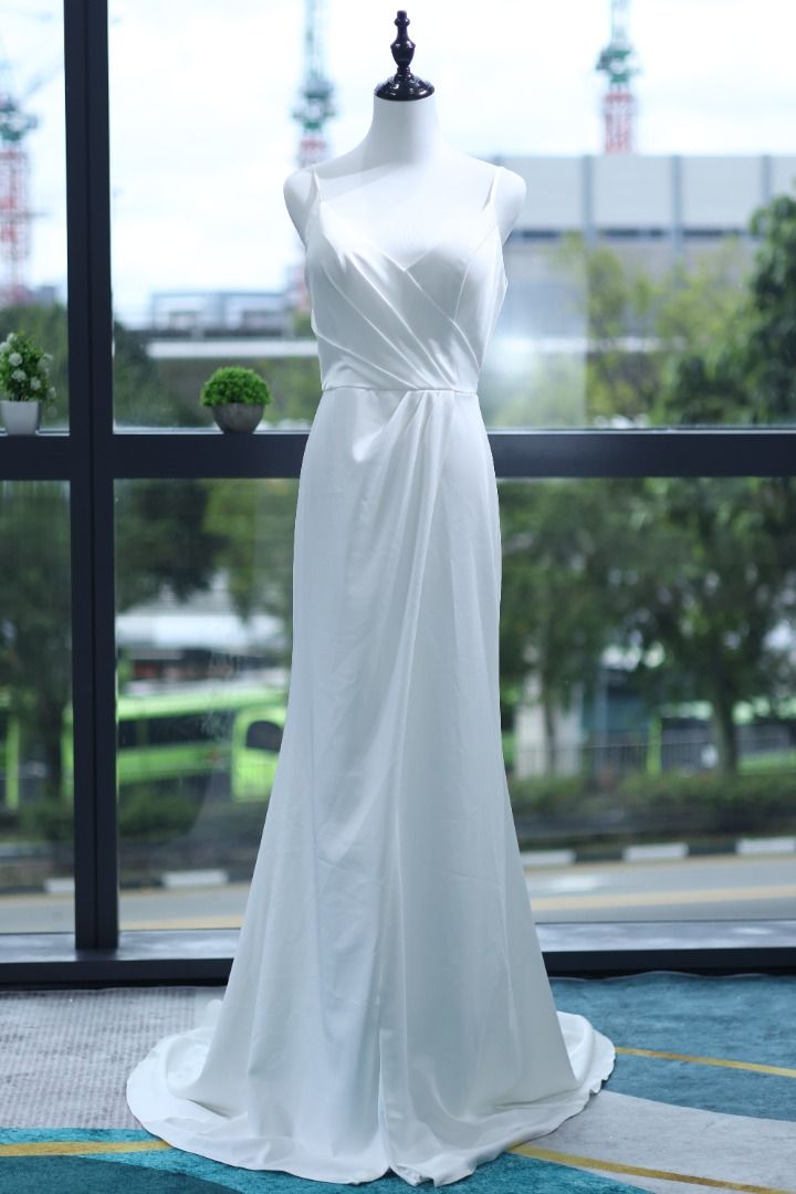 White trumpet gown deals
