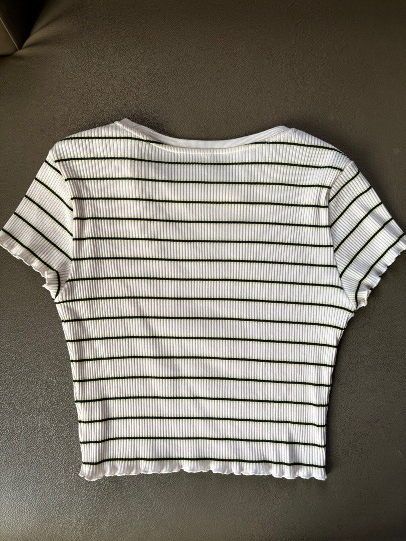 Uniqlo crop tshirt (Category: Blouses) located in Clarin. Submitted by declutter_station101 (Listing ID 1268697327, Image 3). Description: Large on tag.can fit to medium. Bought 3mos ago in uniqlo store.worn only once. Sf will be shoulder by the buyer.