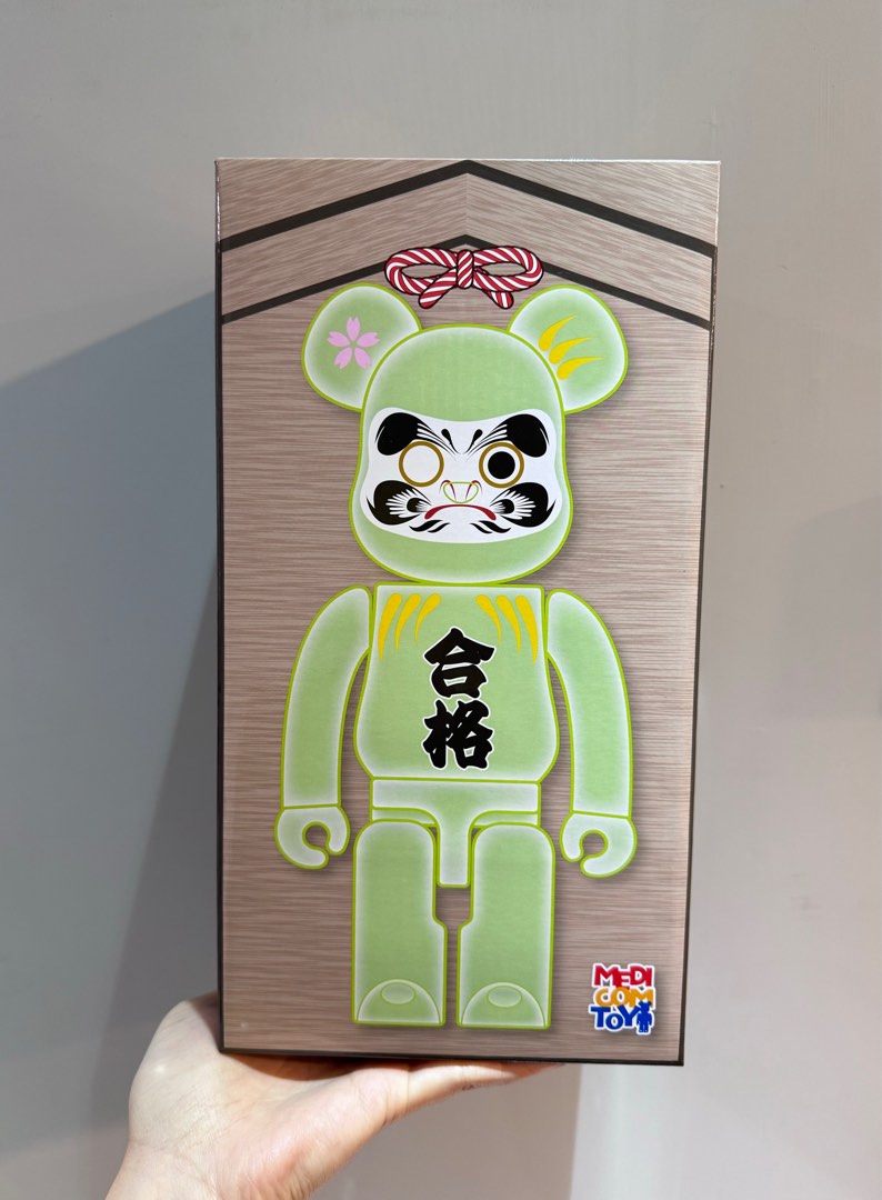 400％ BE@RBRICK 達磨合格蓄光, 興趣及遊戲, 玩具& 遊戲類- Carousell