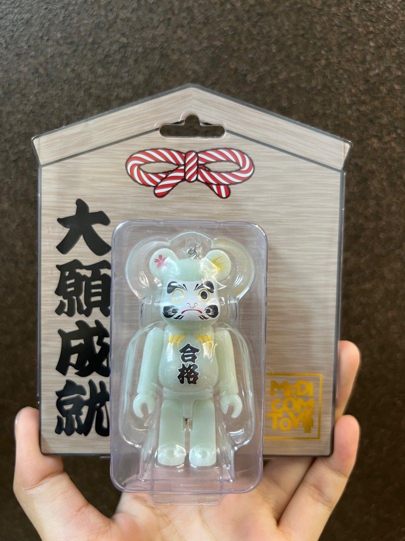 達磨合格蓄光100％ BE@RBRICK, 興趣及遊戲, 玩具& 遊戲類- Carousell