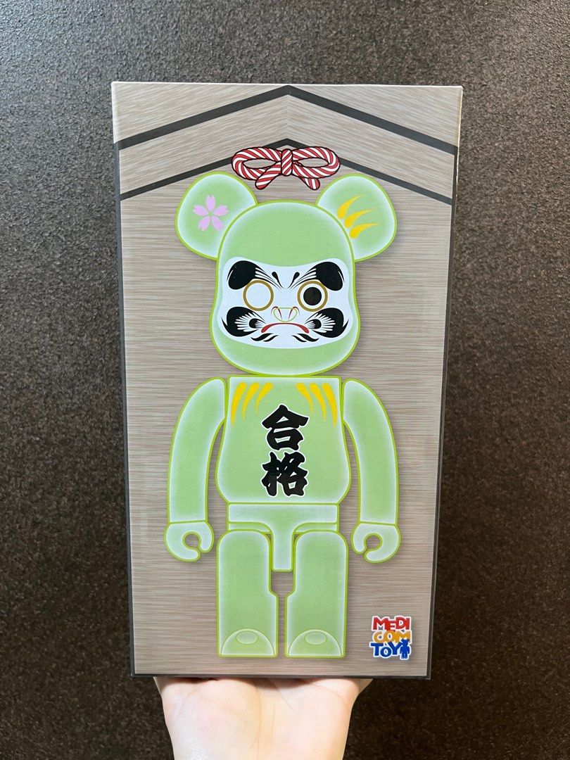 達磨合格蓄光400％ BE@RBRICK, 興趣及遊戲, 玩具& 遊戲類- Carousell