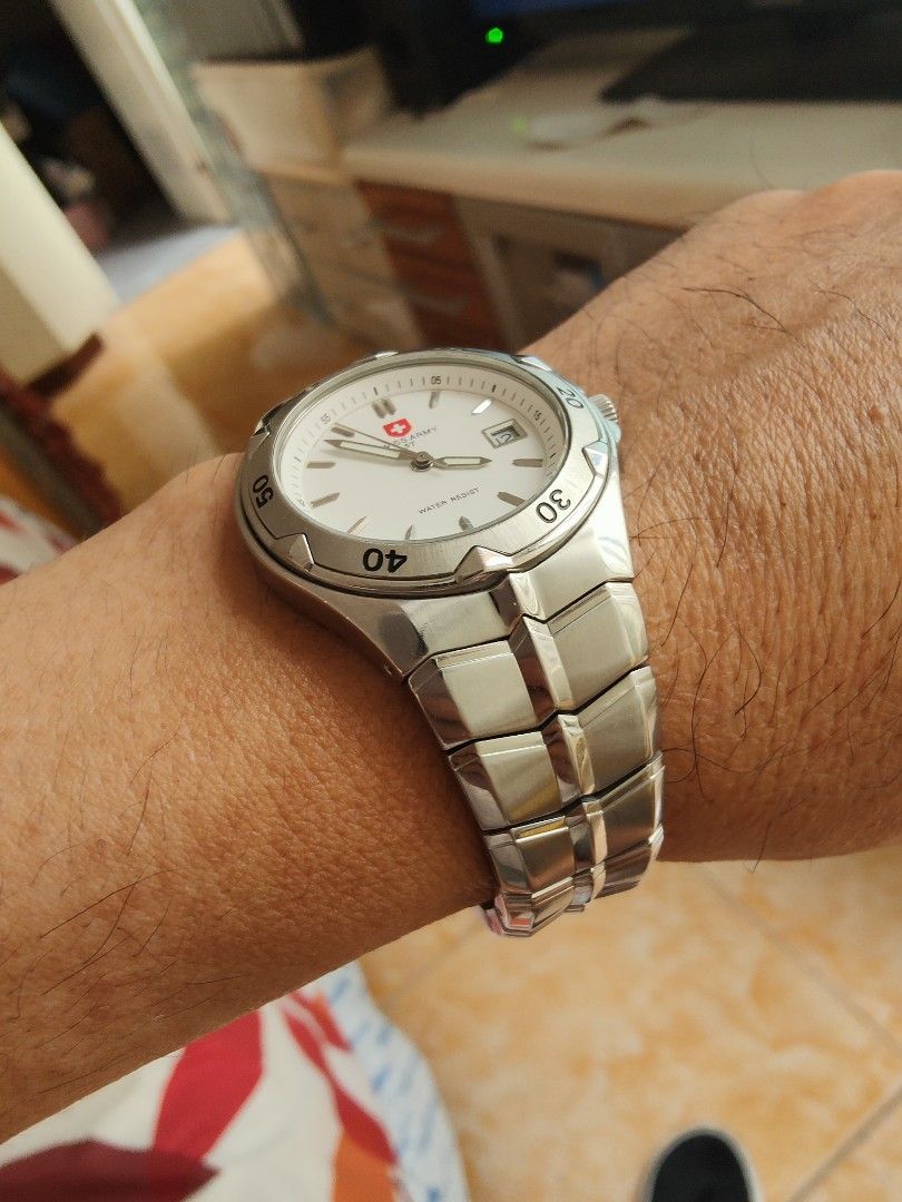 Authentic Swiss Army Watch Metal (Category: Luxury Watches) located in Quezon City. Submitted by gadgetsun (Listing ID 1263784876, Image 2). Description: .