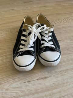 Black Converse all stars low top size 7 / 38