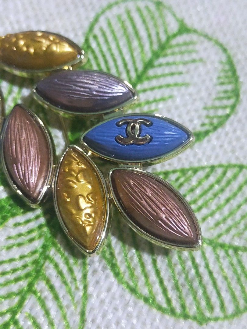 Chanel leaf brooch deals