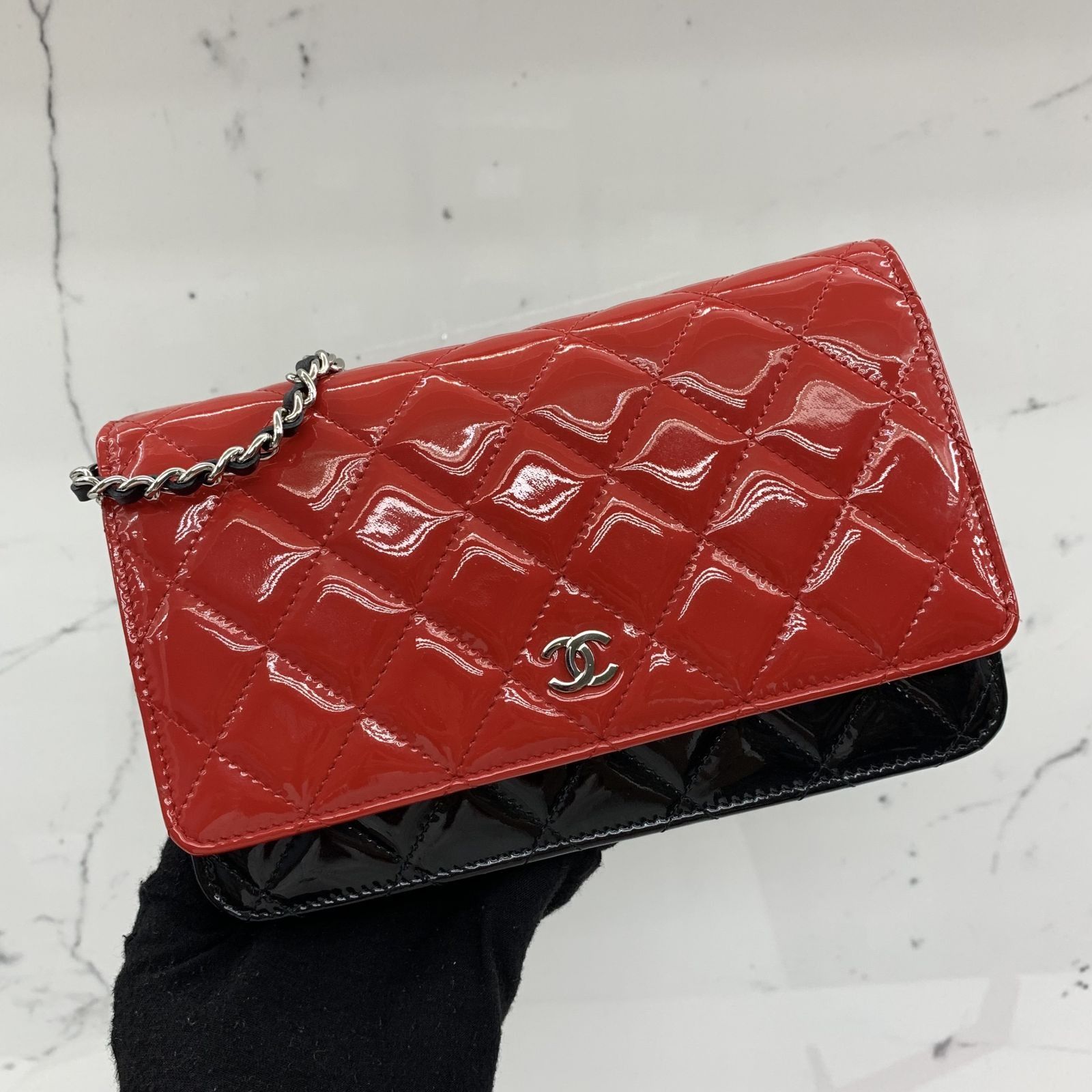 CHANEL RED/BlACK PATENT MATELASSE WOC NO.28 SHOULDER BAG 237036023