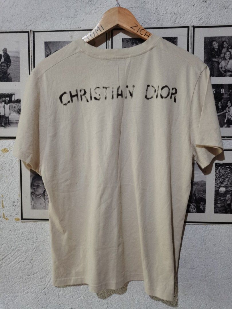 Christian Dior ( Love Moves) Tee (Category: Tshirts & Polo Shirts ) located in Masbate. Submitted by zichri (Listing ID 1263785691, Image 2). Description: Excellent condition Off/ Legit Unisex Need Wash Only Hindi po ito White Color Laser Print no Crack 20 width 26 LENGTH.