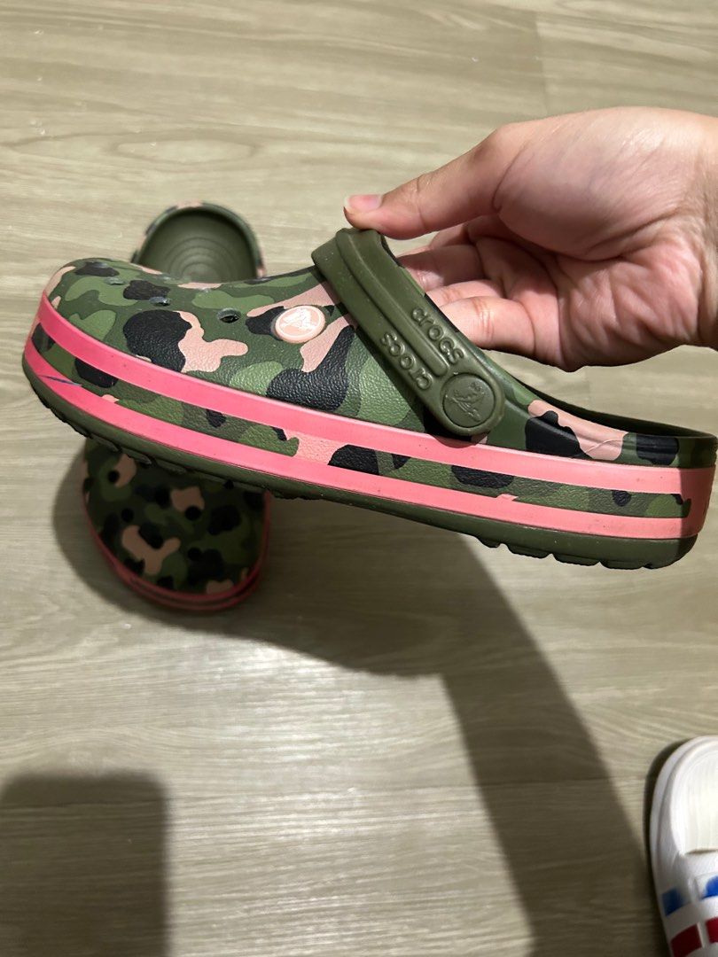 Crocs camouflage pink best sale
