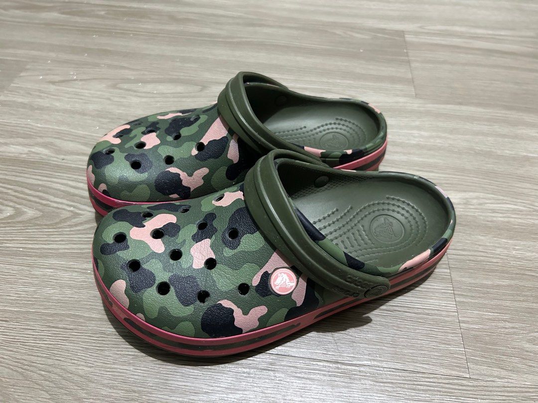 Pink online camouflage crocs