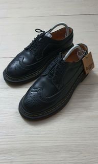 DR MARTENS WINGTIP 3989