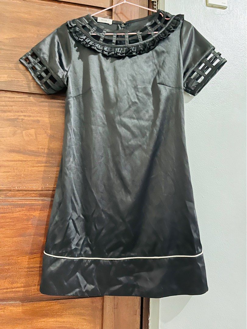 Elegant black dress (Category: Dresses) located in Bulacan. Submitted by bebeella (Listing ID 1263756872, Image 3). Description: This Viz-A-Viz black silky dress exudes elegance. Its fabric and design make it a standout choice for any special occasion. The only thing it needs is a touch of ironing. Once you smooth out the fabric, this dress will truly shine..