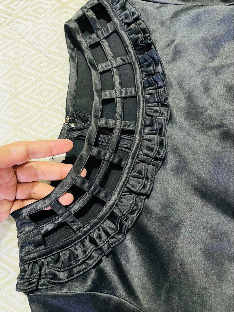 Elegant black dress (Category: Dresses) located in Bulacan. Submitted by bebeella (Listing ID 1263756872, Image 2). Description: This Viz-A-Viz black silky dress exudes elegance. Its fabric and design make it a standout choice for any special occasion. The only thing it needs is a touch of ironing. Once you smooth out the fabric, this dress will truly shine..
