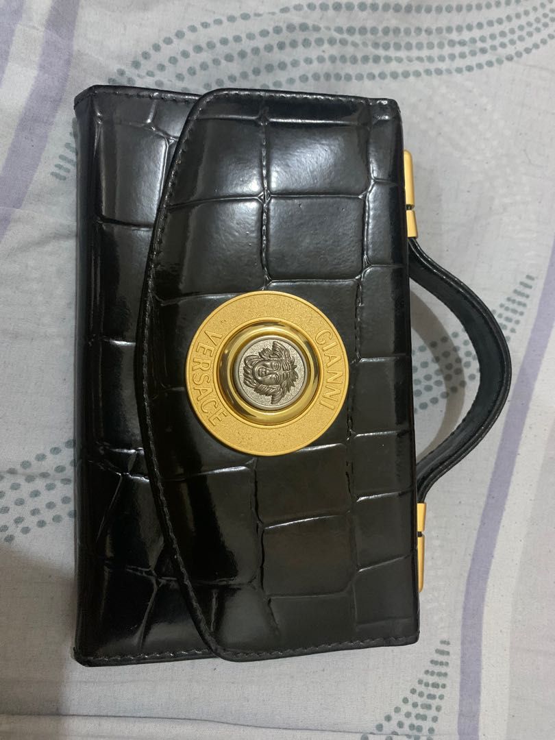 Gianni versace (Category: Luxury Bags & Wallets) located in Pasay City. Submitted by lazzzy1 (Listing ID 1263798508, Image 1). Description: .