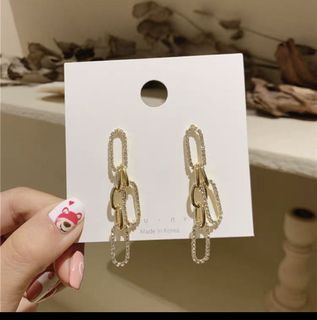 Gold dangling earrings