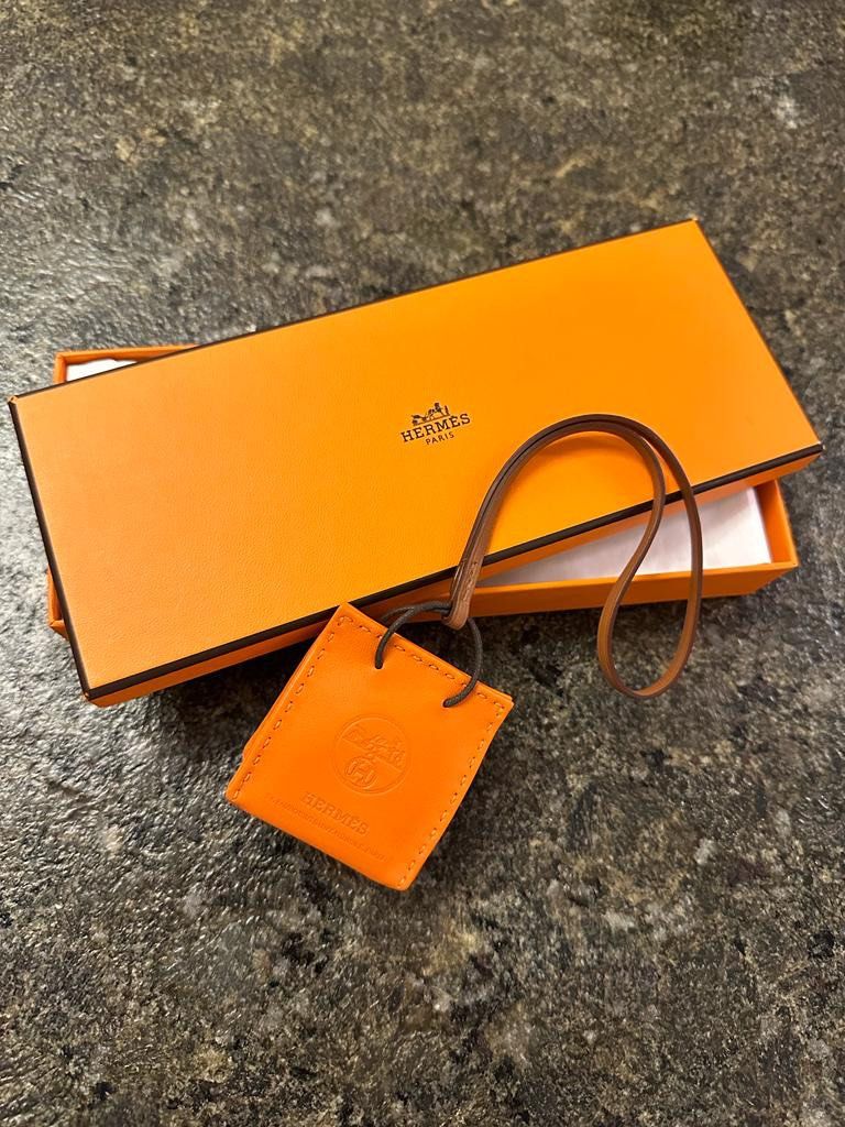 Hermes orange shopping bag charm, 名牌, 飾物及配件- Carousell