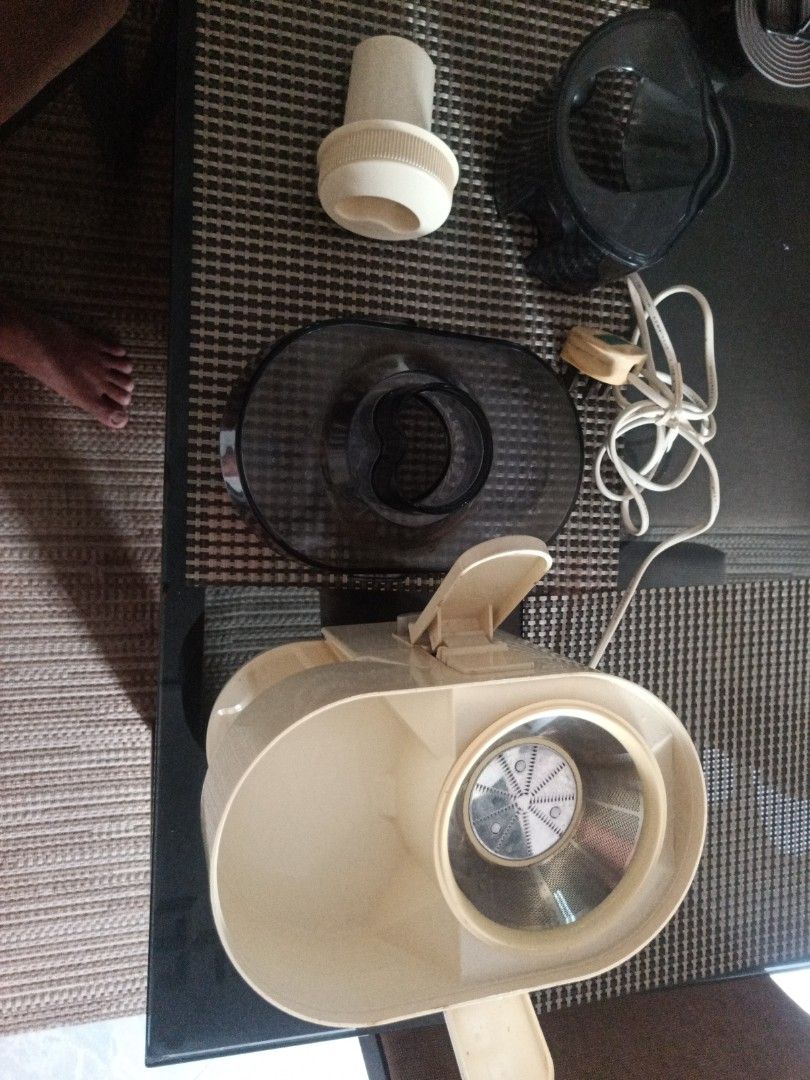 Juice maker (Category: Juicers, Blenders & Grinders) located in Singapore. Submitted by avtar283b (Listing ID 1263739799, Image 1). Description: Kenwood 2 speed fruit juice maker. Used very lightly..