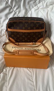 Louis Vuitton LV Black Noir Epi Leather Pochette Authentic 💯, Luxury, Bags  & Wallets on Carousell