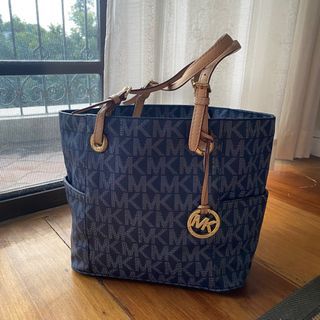 File:Michael Kors Jet Set Travel TZ Tote Shopper 30S4GTVT2L Kalbsleder navy  blau (3) (16291878078).jpg - Wikimedia Commons