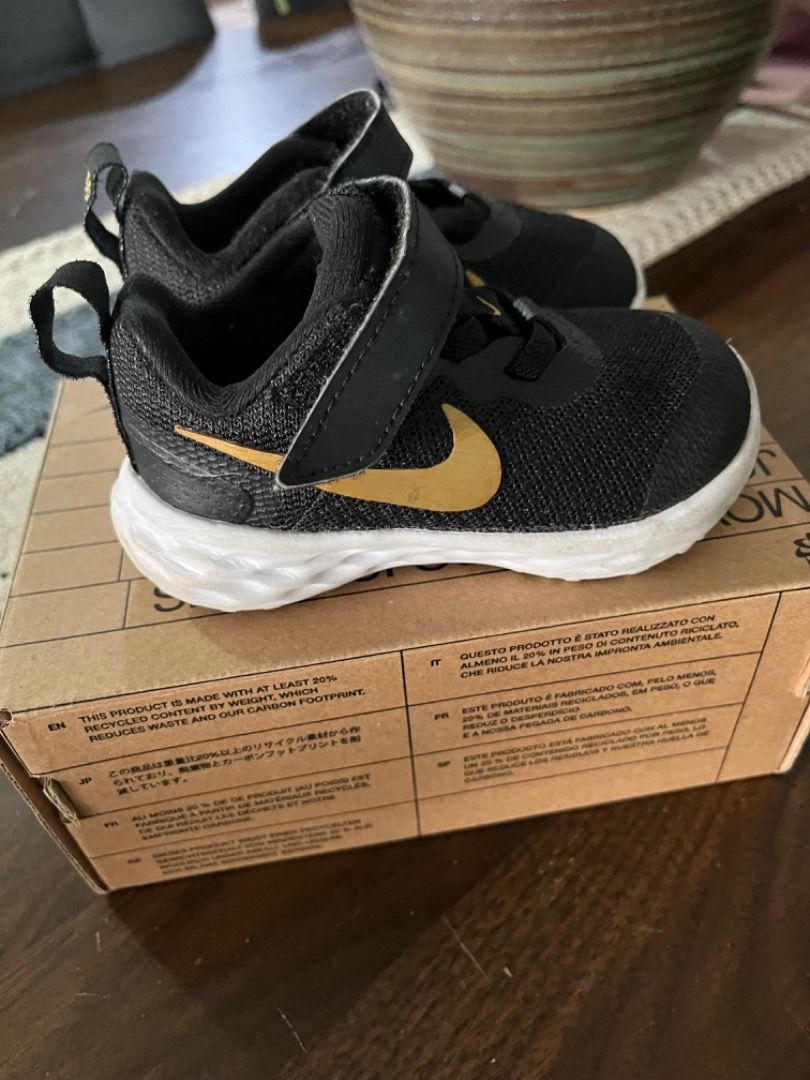 Gold nike baby hotsell shoes