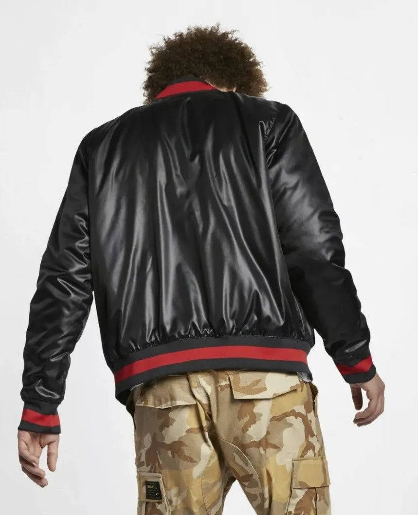 NIKE SB x NBA Bomber Jacket 男生棒球外套黑色紅色大Logo, 他的時尚