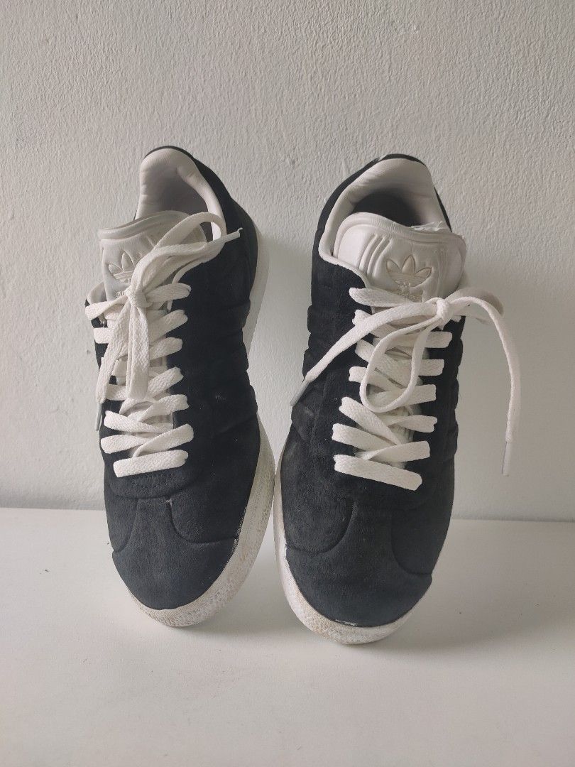 Black adidas discount gazelle white laces