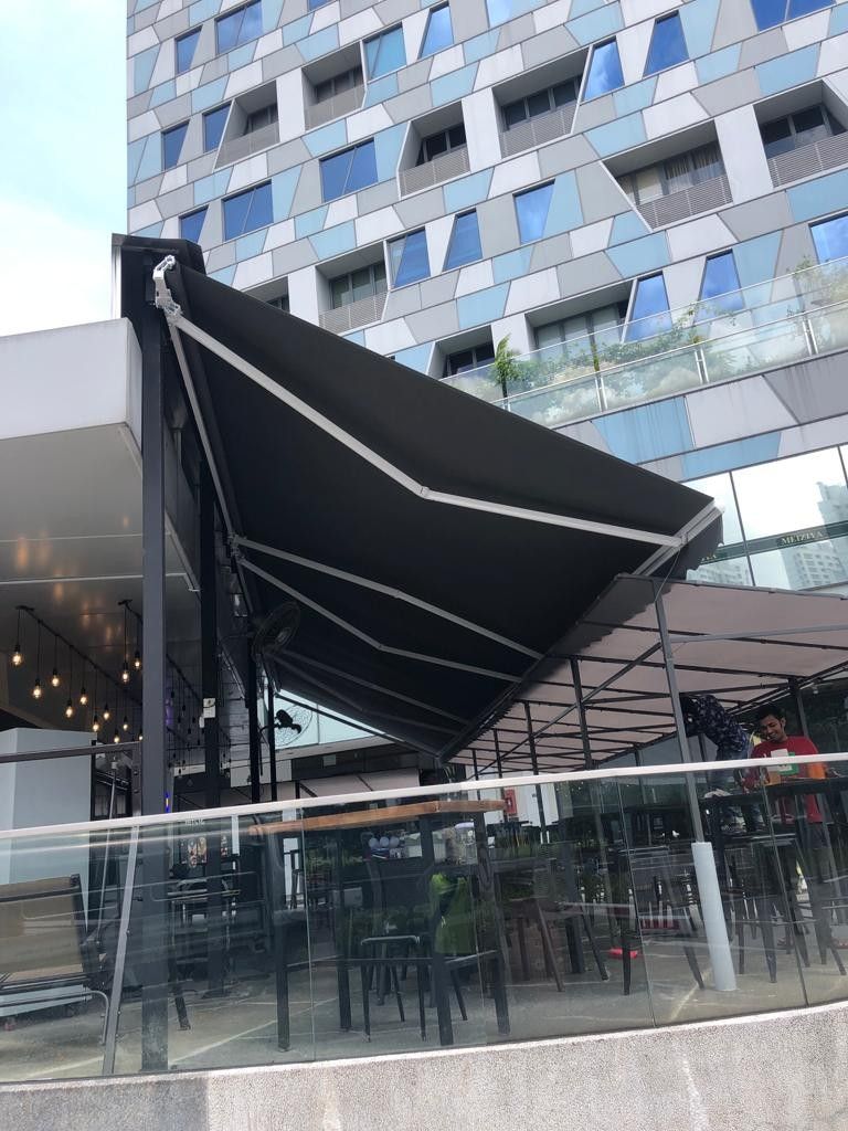 Retractable awning62863115440897112