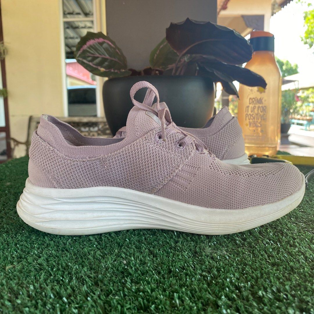Skechers you mauve top