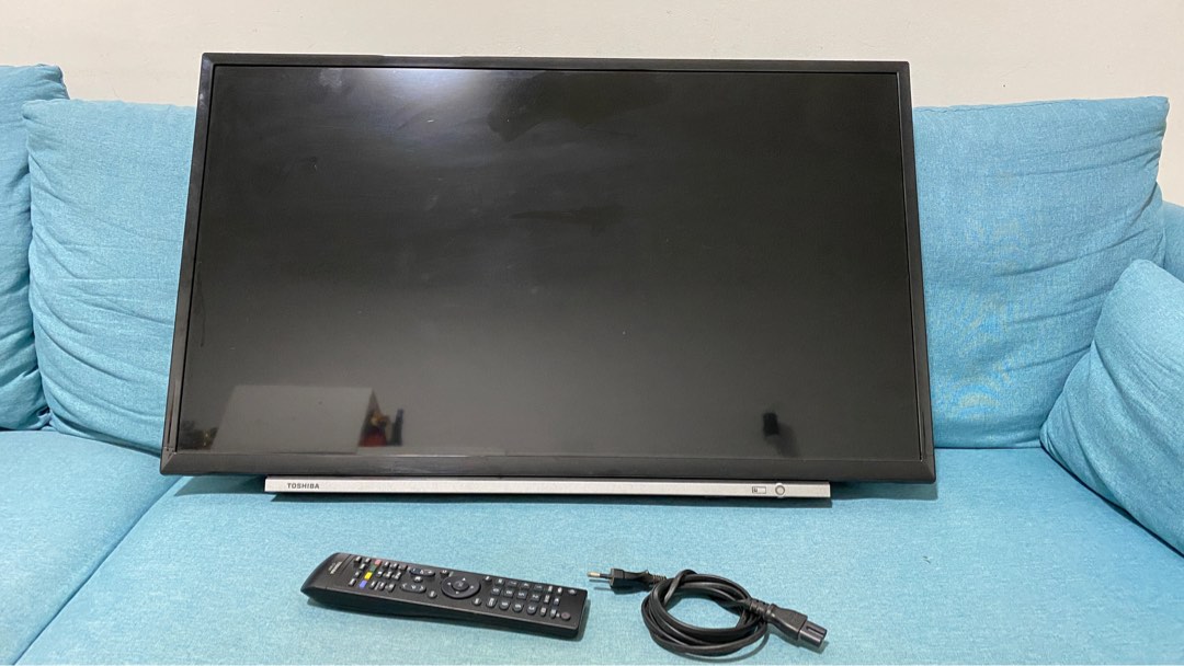 Toshiba 32 Inch LCD TV with Adjustable Wall Bracket, TV & Home