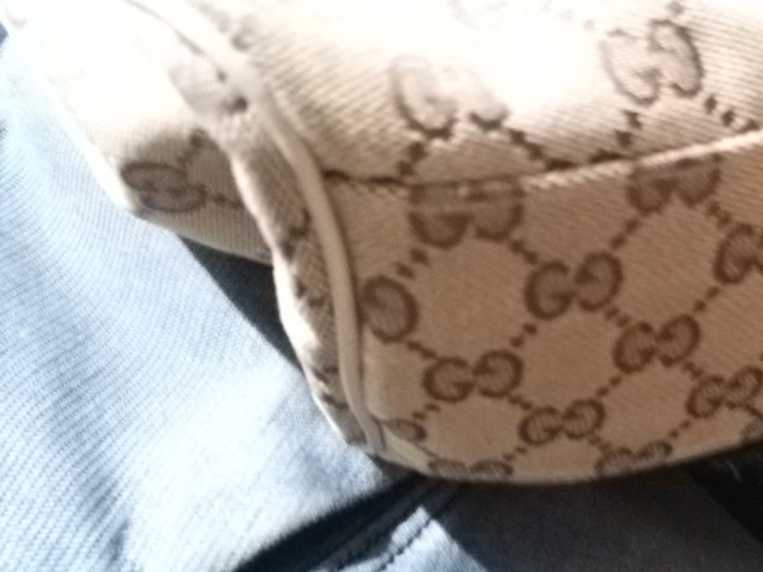 What does the inside of a gucci bag look like store