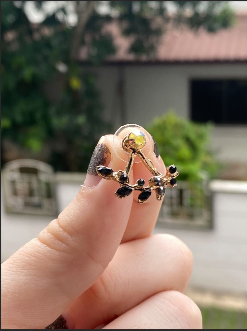 Gold vine new arrivals earrings
