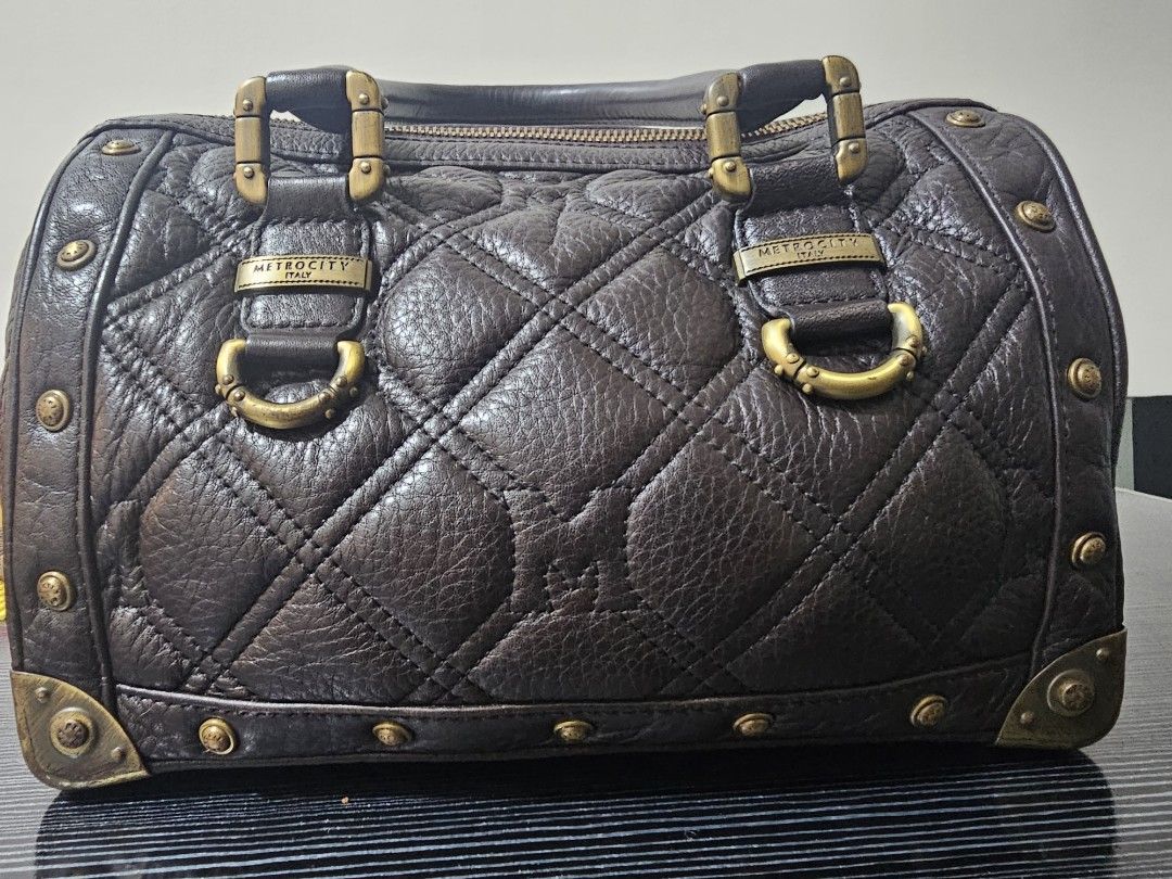 Vintage metro city doctors bag (Category: Luxury Bags & Wallets) located in Quezon City. Submitted by gimslexco (Listing ID 1263822893, Image 2). Description: vintage metro city doctors bag..
