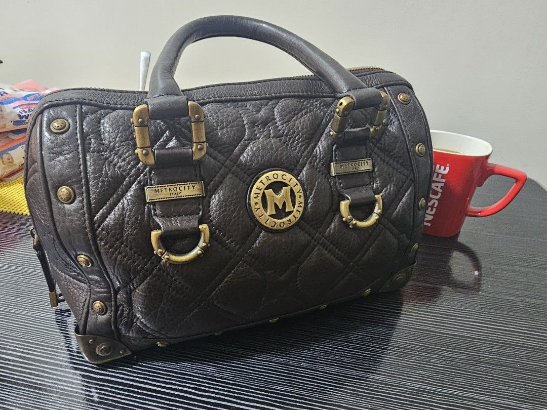 Metro City shoulder bag Original, Luxury, Bags & Wallets on Carousell