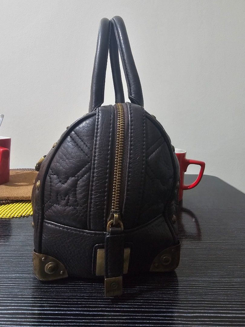 Vintage metro city doctors bag (Category: Luxury Bags & Wallets) located in Quezon City. Submitted by gimslexco (Listing ID 1263822893, Image 3). Description: vintage metro city doctors bag..