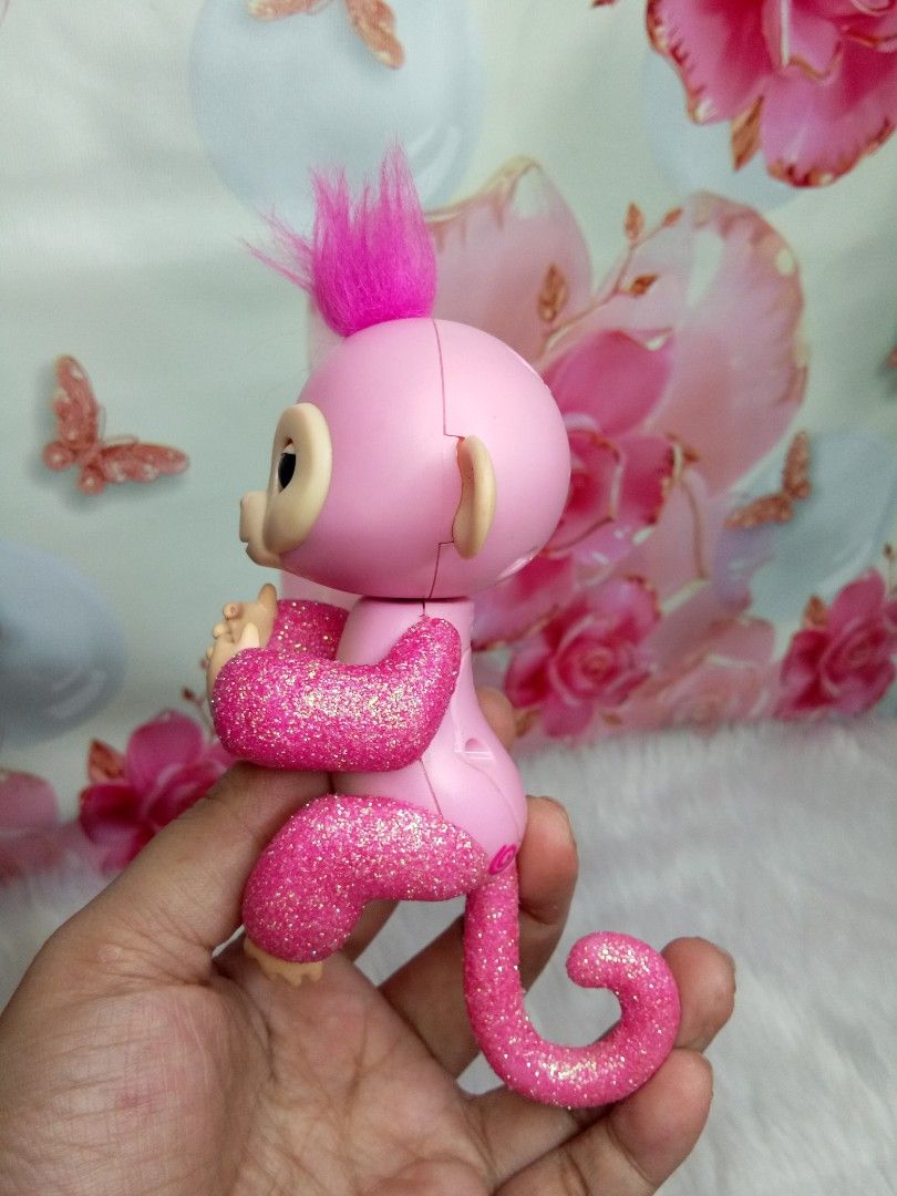 WowWee Fingerlings Glitter Monkey (Category: Figurines & Statues) located in Navotas City. Submitted by tindahan.ni.lyn (Listing ID 1263817676, Image 2). Description: gumagalaw and natunog, different kinds of tunog nagagawa nya.sumisipol din pala, natutulog din while snoring😆 sooo cute🥹 pay after invoice,need funds no long reservation.