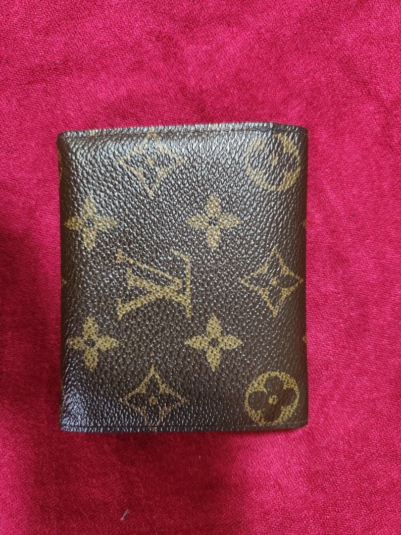Authentic LV short wallet (Category: Luxury Bags & Wallets) located in Quezon City. Submitted by myprelovedfindsph (Listing ID 1263910346, Image 2). Description: Preloved LV short wallet/card case, in very good condition, with minor cracks barely noticeable.